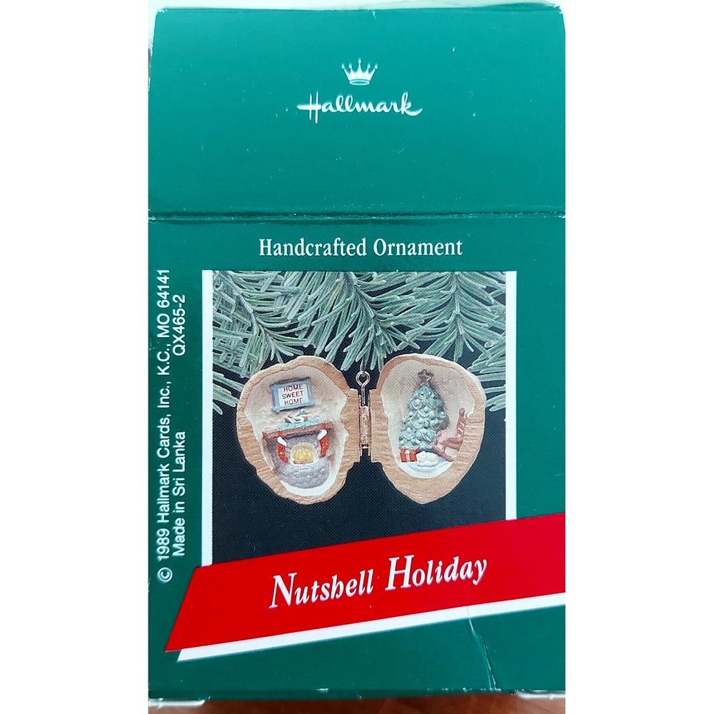 Vintage 1989 Hallmark Keepsake Nutshell Holiday Ornament Hinged Diorama QX465-2